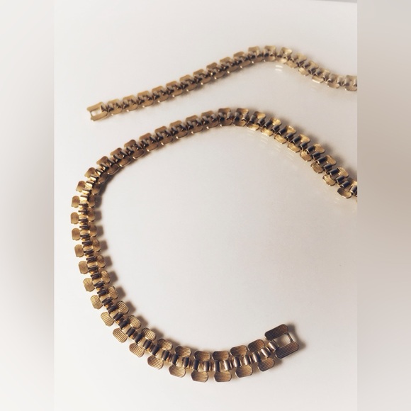 Gold Tone Panther Link / Brick Link Chain Necklace & Bracelet Set - Picture 8 of 9